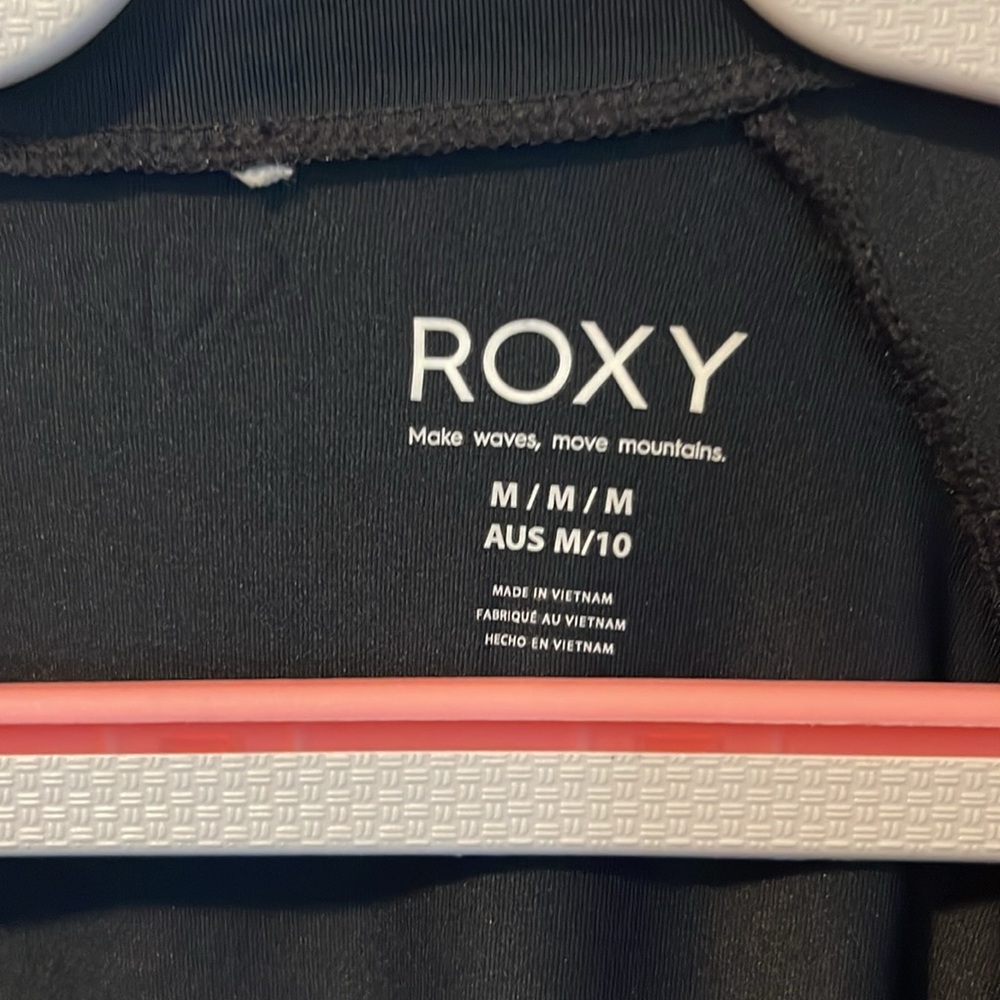 ROXY NWOT RASH GUARD🏄♀️ - Picture 8 of 8